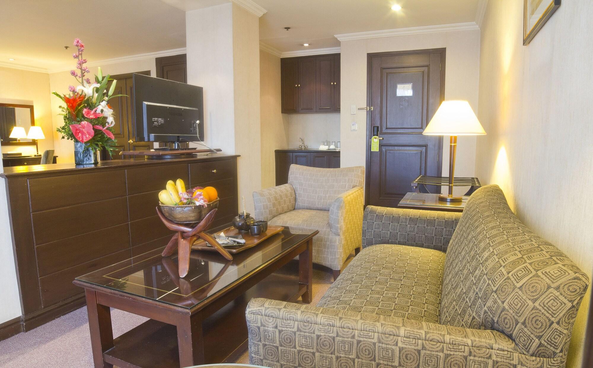 เฮอรัลด์ สวีท โซลานา โฮเทล  Hotel Makati City ภายนอก รูปภาพ