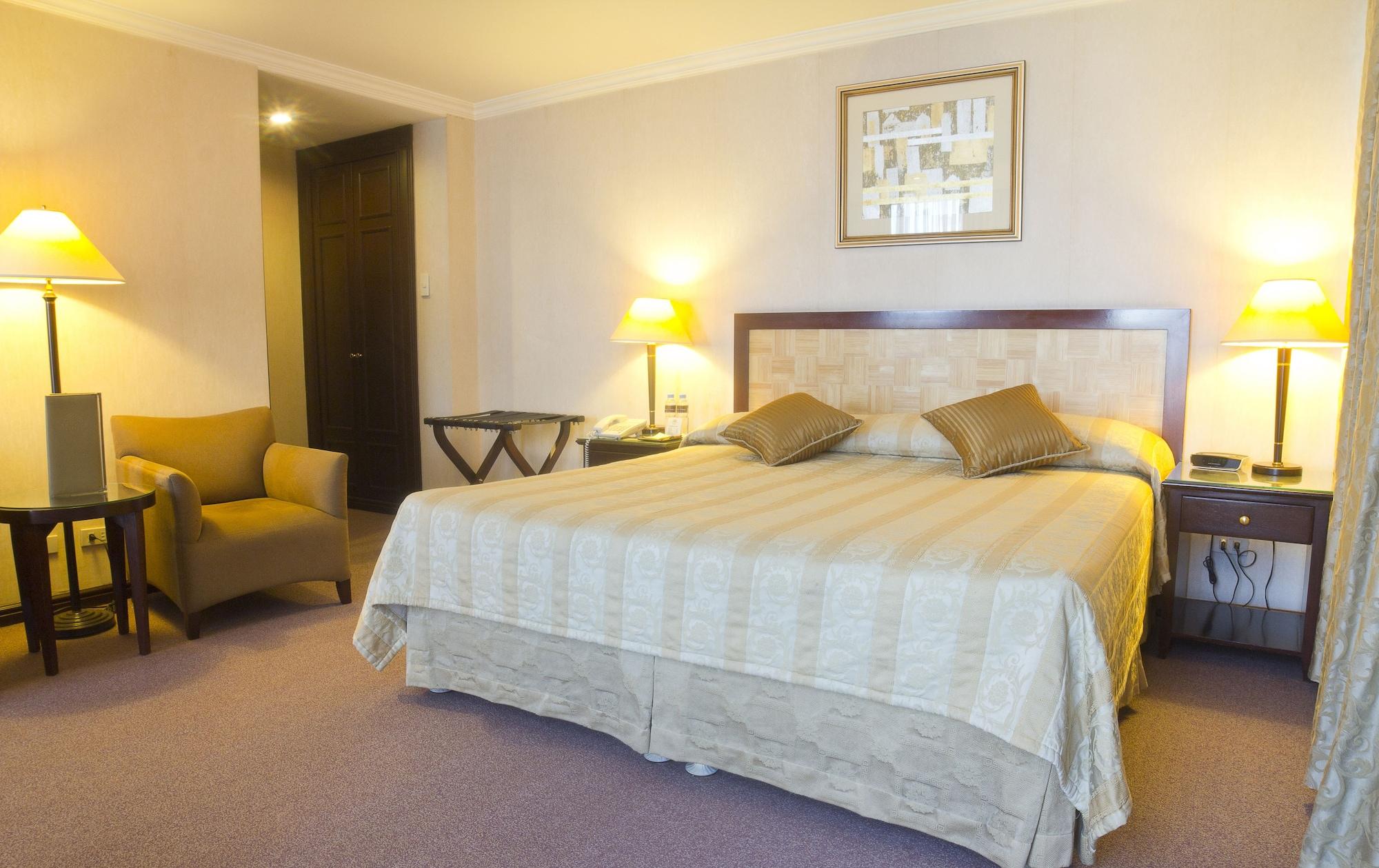 เฮอรัลด์ สวีท โซลานา โฮเทล  Hotel Makati City ภายนอก รูปภาพ
