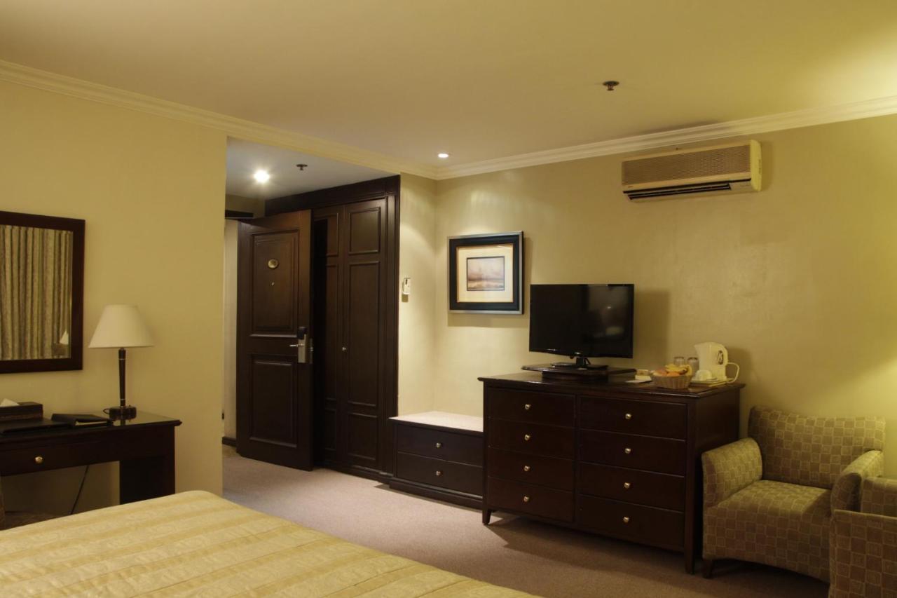 เฮอรัลด์ สวีท โซลานา โฮเทล  Hotel Makati City ภายนอก รูปภาพ