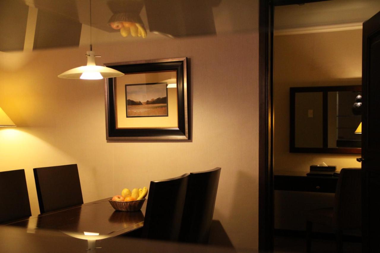 เฮอรัลด์ สวีท โซลานา โฮเทล  Hotel Makati City ภายนอก รูปภาพ