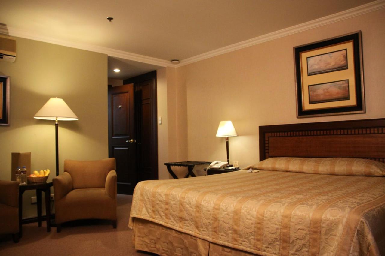 เฮอรัลด์ สวีท โซลานา โฮเทล  Hotel Makati City ภายนอก รูปภาพ