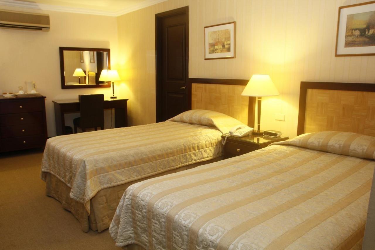 เฮอรัลด์ สวีท โซลานา โฮเทล  Hotel Makati City ภายนอก รูปภาพ