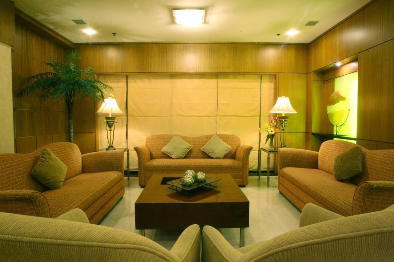 เฮอรัลด์ สวีท โซลานา โฮเทล  Hotel Makati City ภายนอก รูปภาพ
