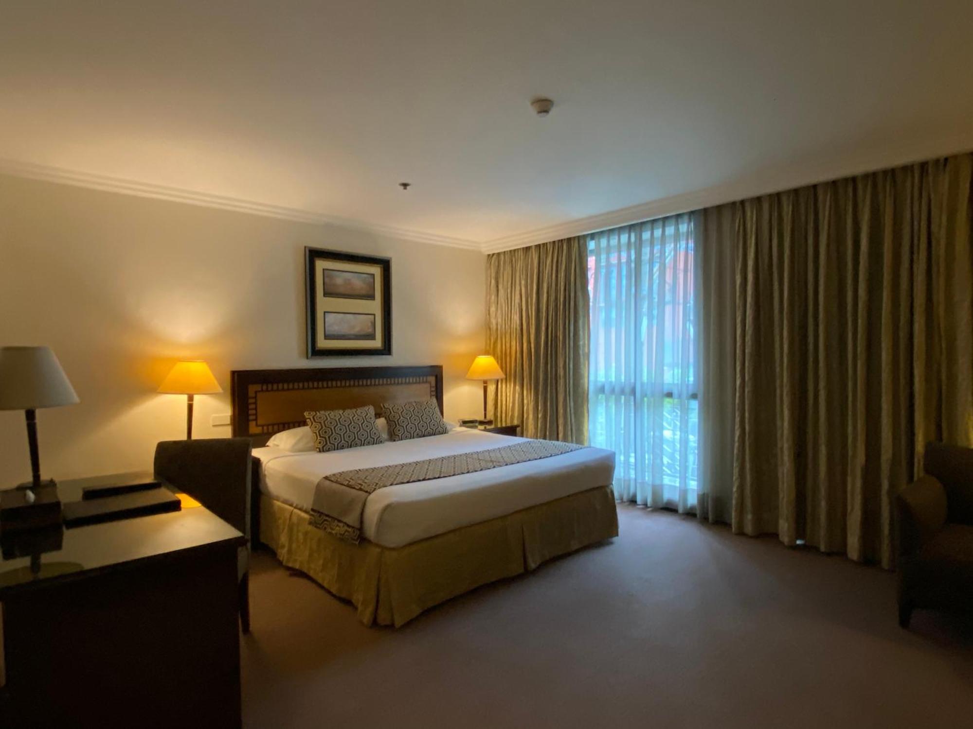 เฮอรัลด์ สวีท โซลานา โฮเทล  Hotel Makati City ภายนอก รูปภาพ