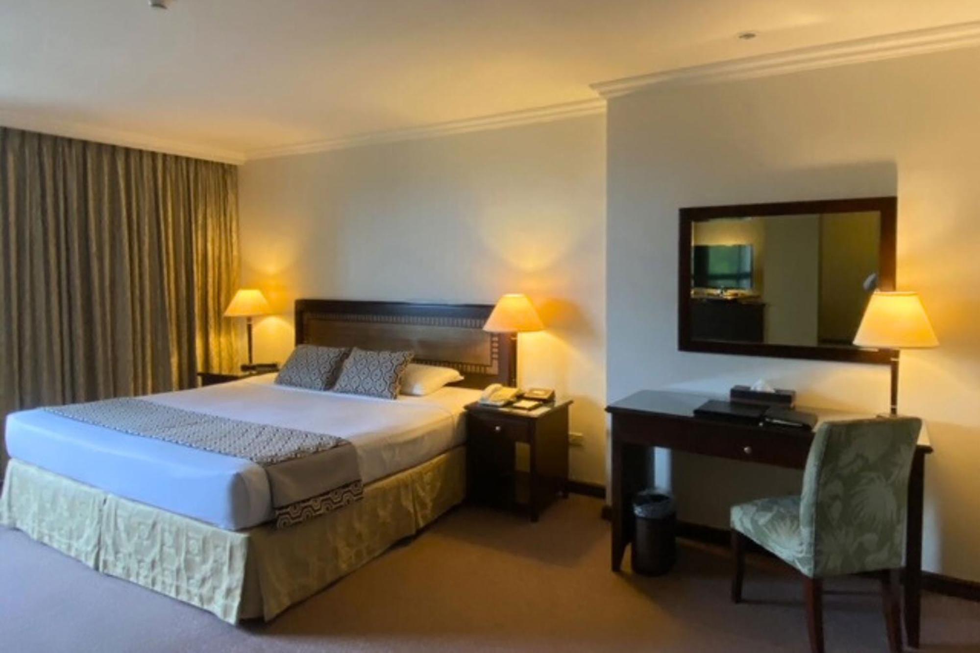 เฮอรัลด์ สวีท โซลานา โฮเทล  Hotel Makati City ภายนอก รูปภาพ