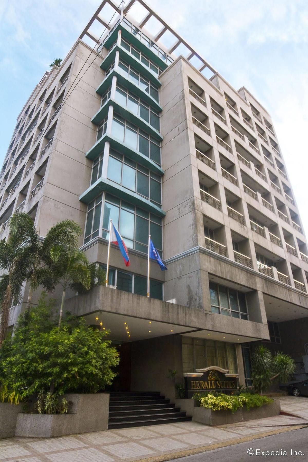 เฮอรัลด์ สวีท โซลานา โฮเทล  Hotel Makati City ภายนอก รูปภาพ