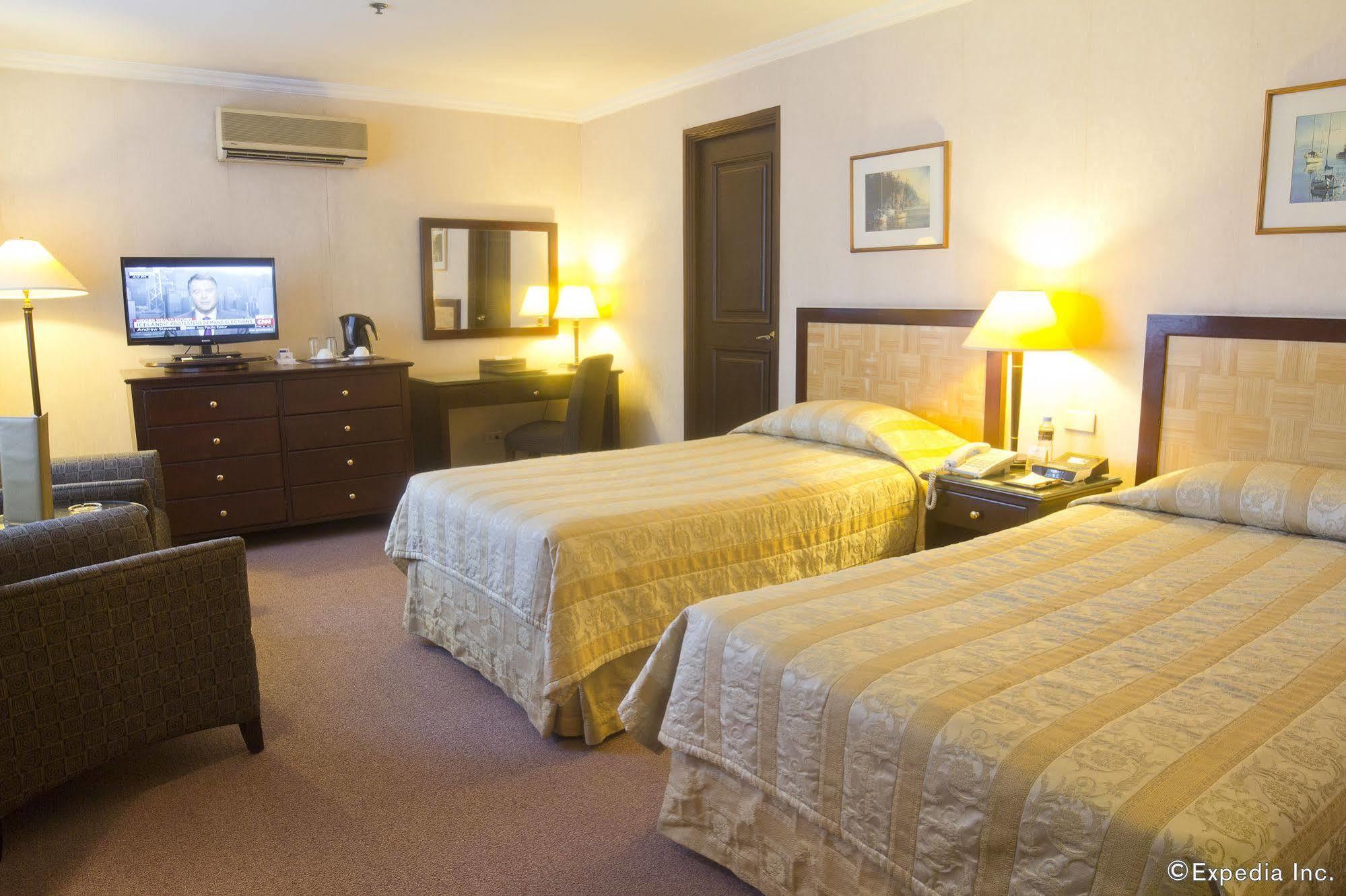 เฮอรัลด์ สวีท โซลานา โฮเทล  Hotel Makati City ภายนอก รูปภาพ