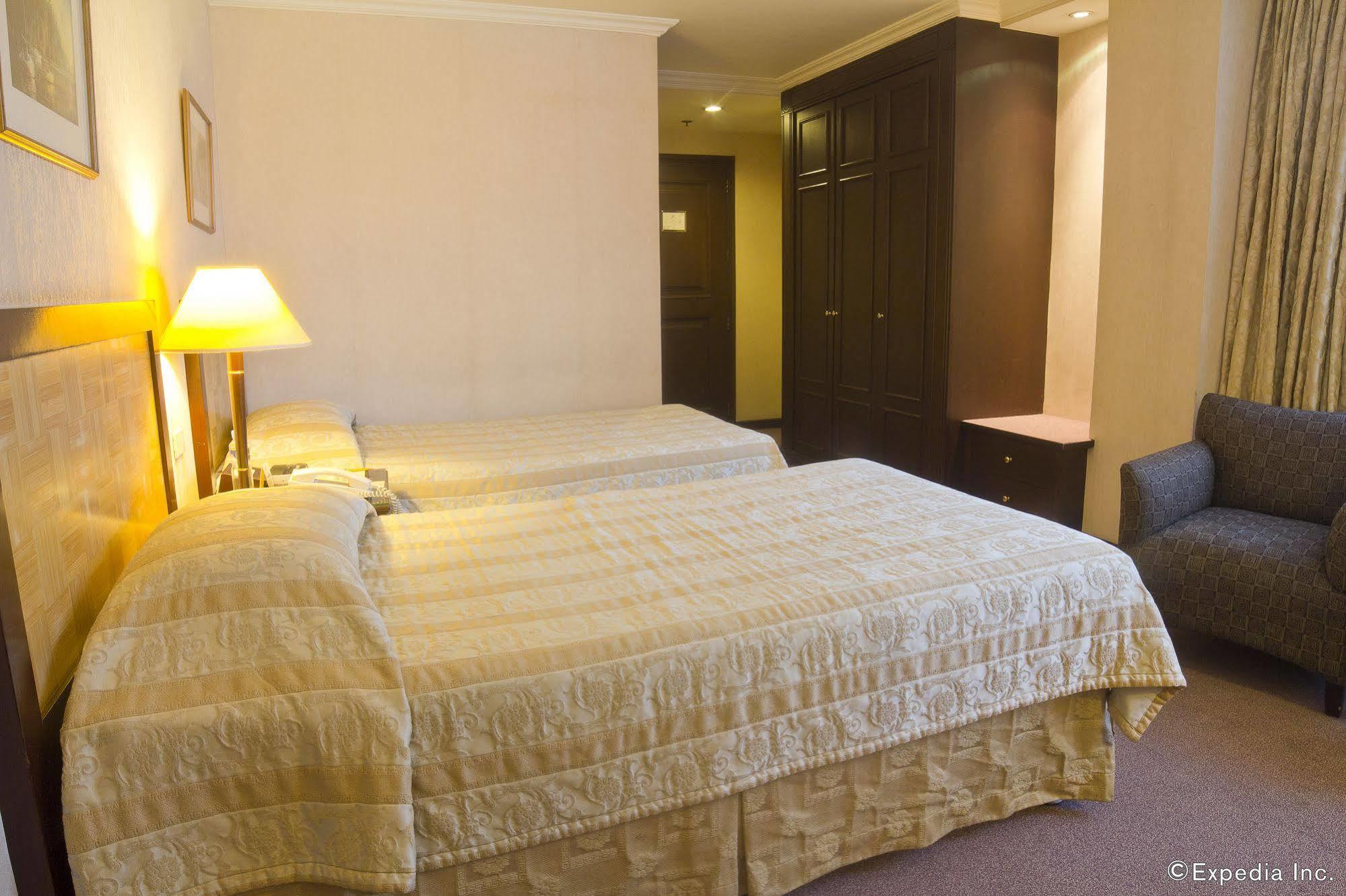เฮอรัลด์ สวีท โซลานา โฮเทล  Hotel Makati City ภายนอก รูปภาพ