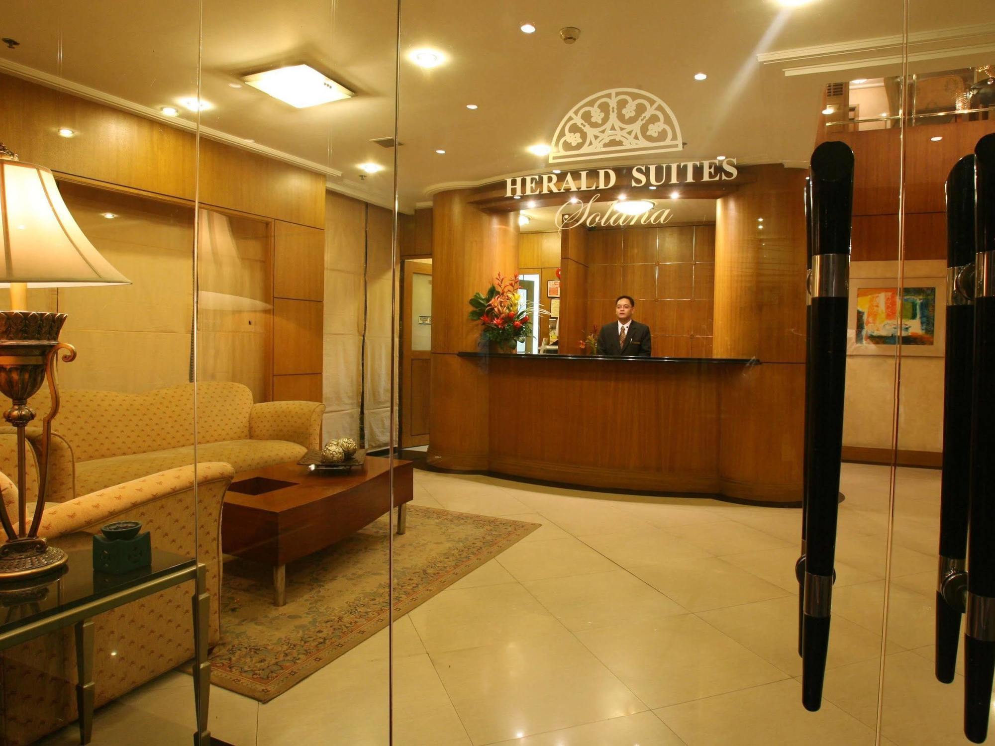 เฮอรัลด์ สวีท โซลานา โฮเทล  Hotel Makati City ภายนอก รูปภาพ