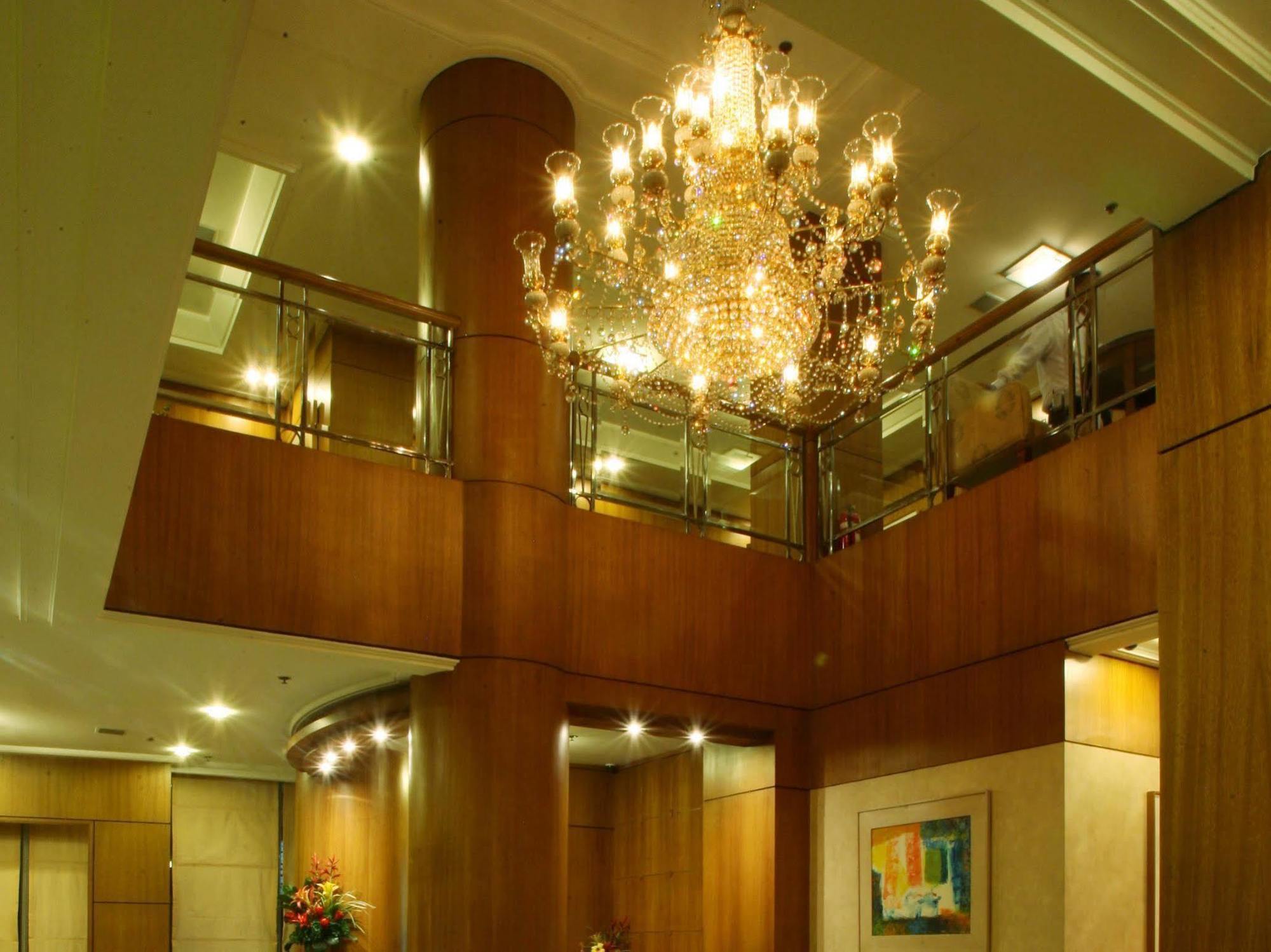 เฮอรัลด์ สวีท โซลานา โฮเทล  Hotel Makati City ภายนอก รูปภาพ